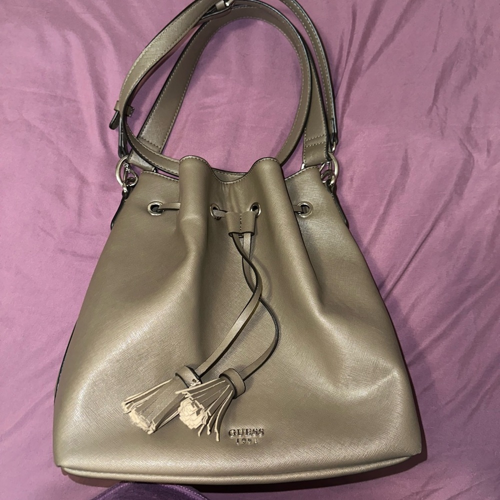 Guess Bucket Bag - Picture 2 of 13